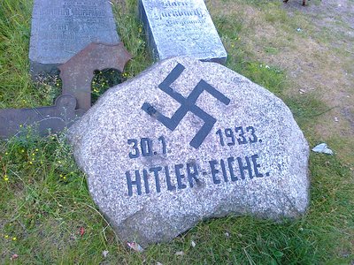 Jeden spośród tysiąca kamieni spod dębów zasadzonych w celu uczczenia objęcia władzy przez Hitlera i ogłoszenia 1000 letniej Rzeszy