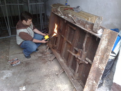 Pierwsze prace przy renowacji drzwi pozyskanych ze zlikwidowanego schronu przy SP3 w Piaskach.