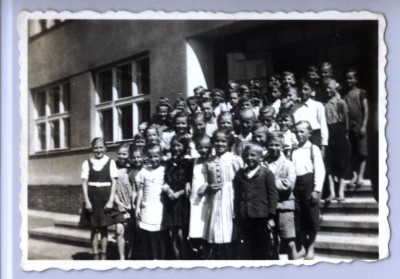 Szkoła podstawowa w Niedobczycach- wrzesień 1942 - zdjęcie wygląda współcześnie, ale proszę zwrócić uwagę - dzieci są boso..