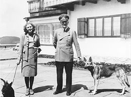 260px-Bundesarchiv_B_145_Bild-F051673-0059%2C_Adolf_Hitler_und_Eva_Braun_auf_dem_Berghof.jpg