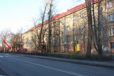 Budynek Administracji KWK Jankowice - strzałką zaznaczono lokalizację garaży.