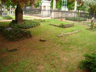 Invaliden Friedhof - grób Reinharda Heydricha (zaznaczony strzałką)