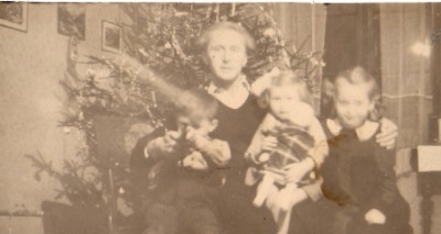 wigilia 1946-wujek brat kuzynka i ja.jpg