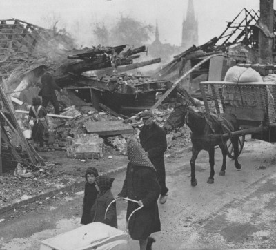 Flüchtlinge-ausgebombt-1945.jpg