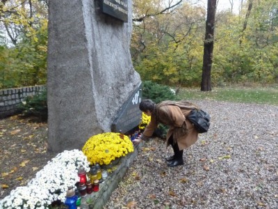 2.11.2012 Mogiła ofiar Marszu Śmierci.JPG