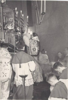 Sancta Missa Tridentina w parafii pw. Św. Józefa Robotnika w Rybniku. Lata pięćdziesiąte XX w.jpg