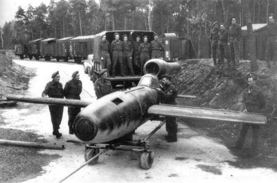 Fieseler-Fi-103R-4-captured-by-British-troops.jpg
