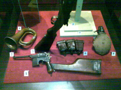 1.Mauser c96 z kolbą 6.Ładownica do mausera M1911.8 Manierka M1915/17<br />w filcowym pokrowcu