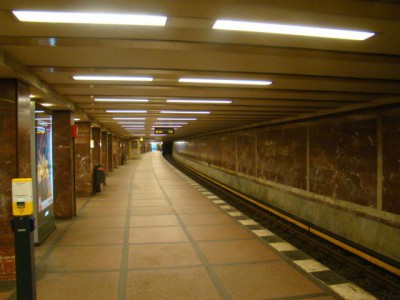 Przystanek metra Mohrenstrasse i ściany wyłożone marmurami z Kancelarii Rzeszy
