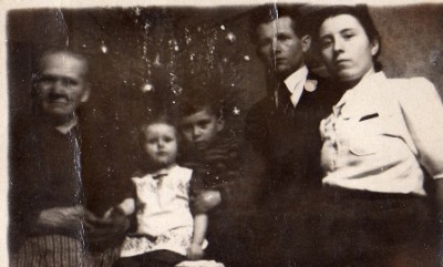 wigilia 1947-rodzice babcia starszy brat i ja.jpg