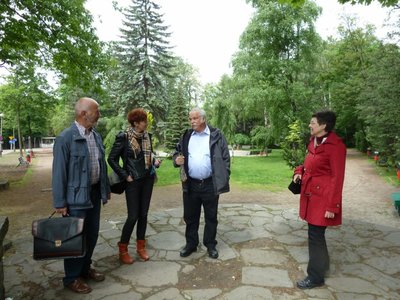 Na cmentarzu żydowskim - tu pochowani byli ich pradziadkowie